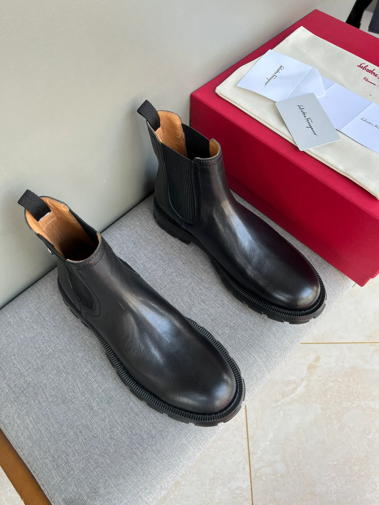 [Ferragamo] Top P: 1000💰 Number of yards: 39~44 (38.45 custom-made, non-refundable) Ferragamo winter series, original 1:1 development, casual men's short boots, original quality, exclusive new Ferragamo autumn and winter new high-top men's shoes, exquisite hand-stitching, workmanship details comparable to counters, imported calfskin upper, cowhide lining, original foam outsole.